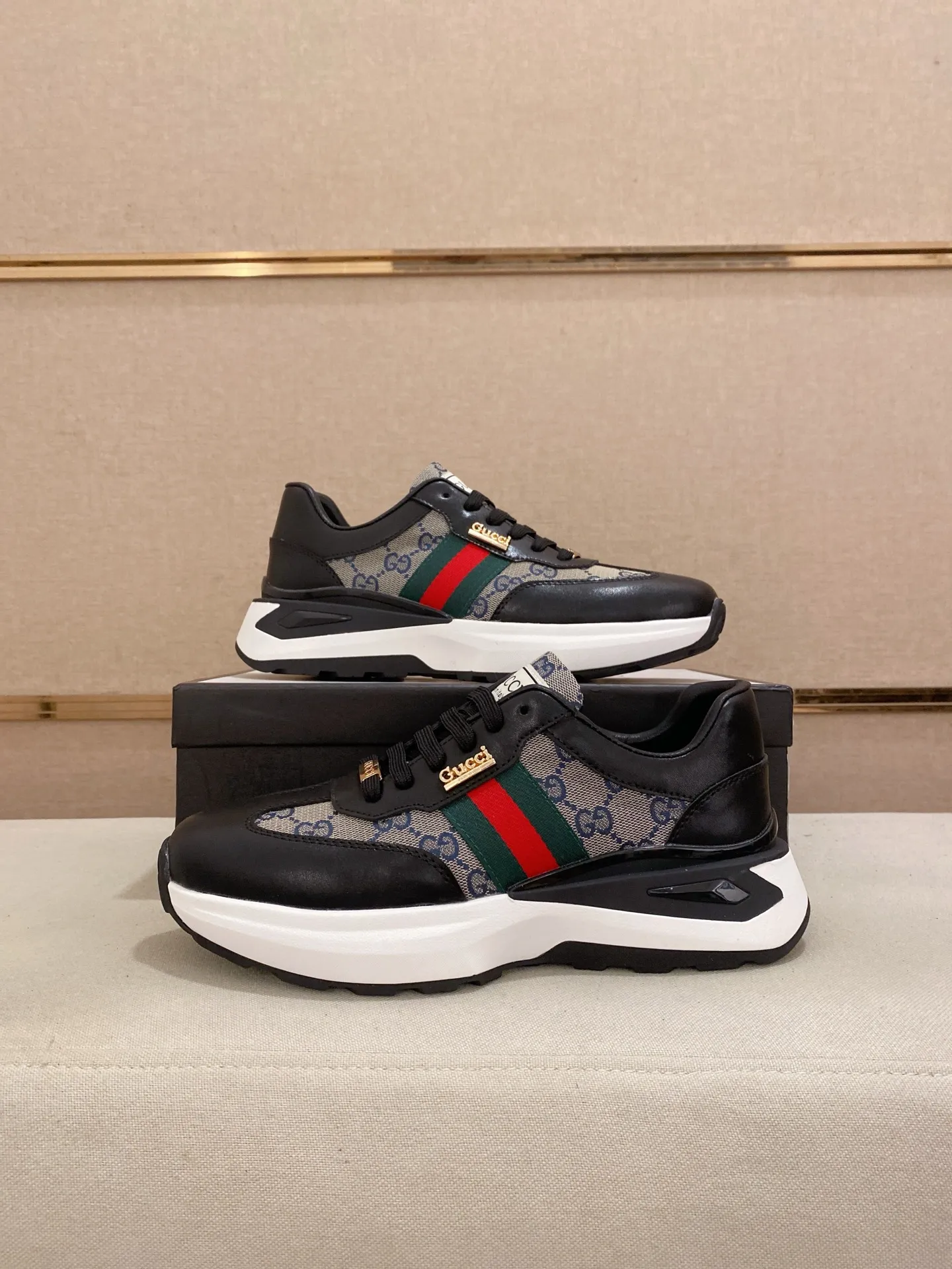 Men's shoes 💰 462💰The new GUCCI (Gucci) counters are launched simultaneously. The new men's shoes, 😘fabrics are selected from imported cowhide, and the lining is sheepskin lining. 👍🏿 High-end ☄️ air-cushion molded anti-slip rubber outsole, exquisite lines, simple and elegant, comfortable and high-end for leisure travel. Code number: 38 to 44 (45 can be customized and cannot be returned or exchanged)